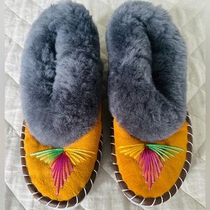 Natural Leather & Shearling Slippers/Mocs. Hand-made & stitched, NEW! 🐑💚🩷💛✨